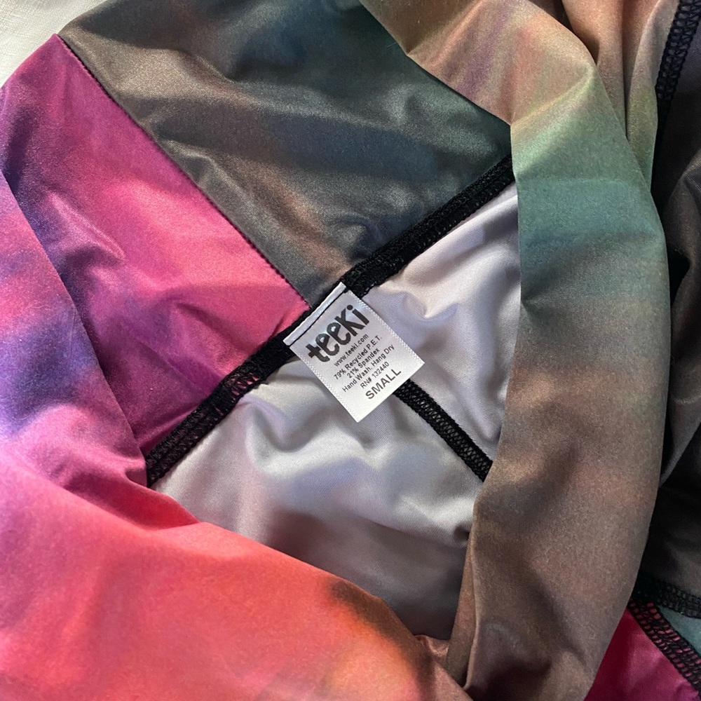 Teeki sunset scene eco friendly yoga pants. Great fitting and super comfortable.